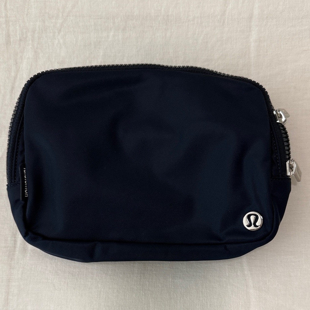 Lululemon Navy 2L Everywhere Belt Bag